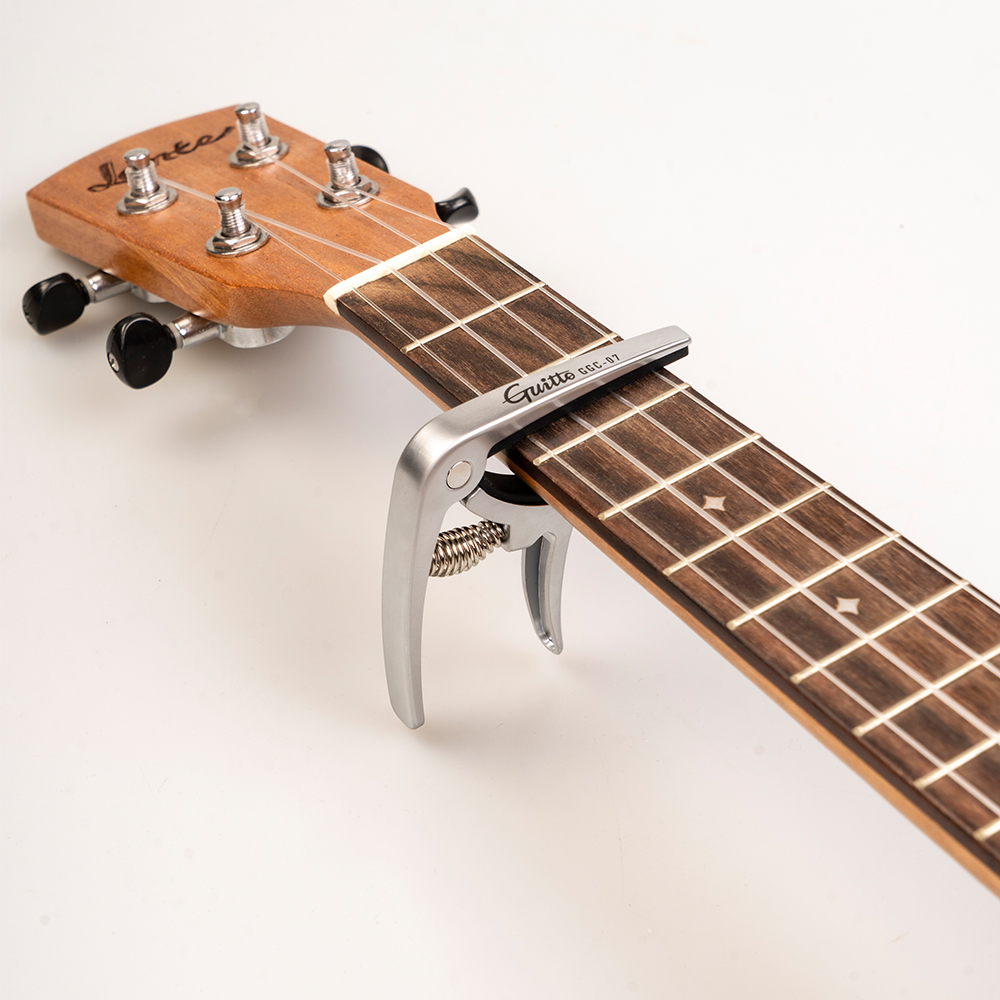 GUITTO GGC-07 Ukulele Capo Qui - مراجعة Musical Instrument In English وسعره